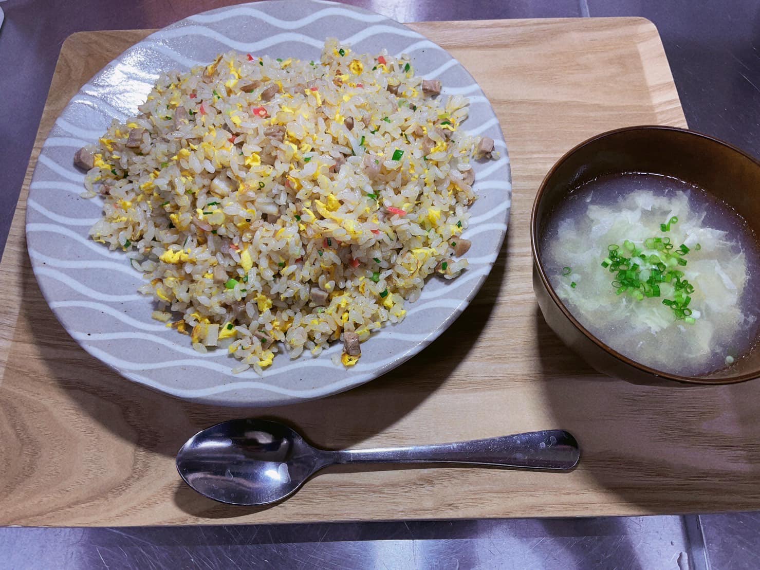 ↓ ↓ 三川食堂、元気に営業しています。 写真は中華ランチの「チャーハン　950円」です！ぜひぜひお試しあれ。その他、中華料理をおかずとした定食をご用意しています。ご来店をお待ちしています。 営業時間　ランチ：11:30〜13:30  夜：17:00〜22:00 ※定休日　火曜日　お弁当やオードブルの注文も承ります。　09068691336先日の投稿から値段の変更がありますので、ご注意ください（投稿は修正済み）