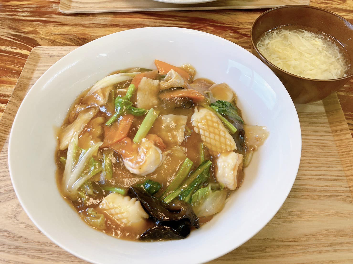 三川食堂、元気に営業します。営業時間、修正しています。○営業時間　11:30〜20:00 定休：火曜○居酒屋メニューは14時以降に注文できます○会合やイベントがあれば、予約制で20時以降も開けますたびたびの変更、ご迷惑をおかけします。繰り返し修正しながらアップデートしています。よろしくお願いいたします。写真は、最近の人気メニュー「五目あんかけ焼きそば 950円」です！まだ食べていない人は試してみてください！三川食堂営業時間　11:30〜20:00 定休:火曜日夜の居酒屋としてのご利用は予約をオススメしますお弁当、オードブルの注文も承ります️ 09068691336