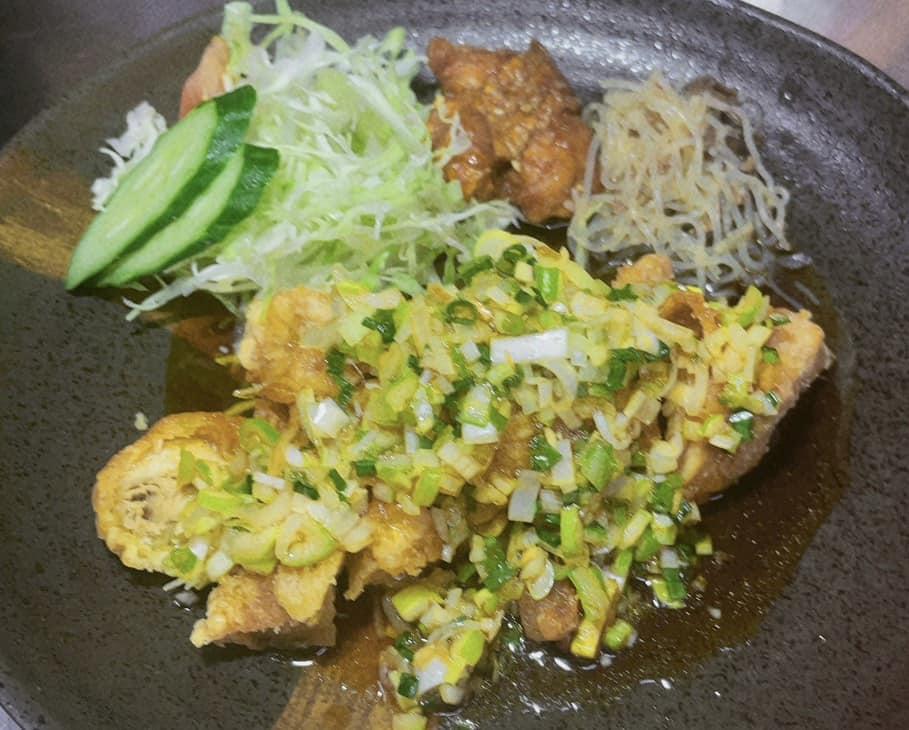 ランチもできて、夜ご飯も食べられて、野菜も買える三川食堂です。元気に営業しています。写真は「油淋鶏定食　950円」漢字読めなくても、美味しい定食です。ご来店お待ちしています！三川食堂営業時間　11:30〜15:00 / 定休:火曜日夜の居酒屋としてのご利用する場合は連絡お願いします。お弁当、オードブルの注文も承ります️ 09068691336