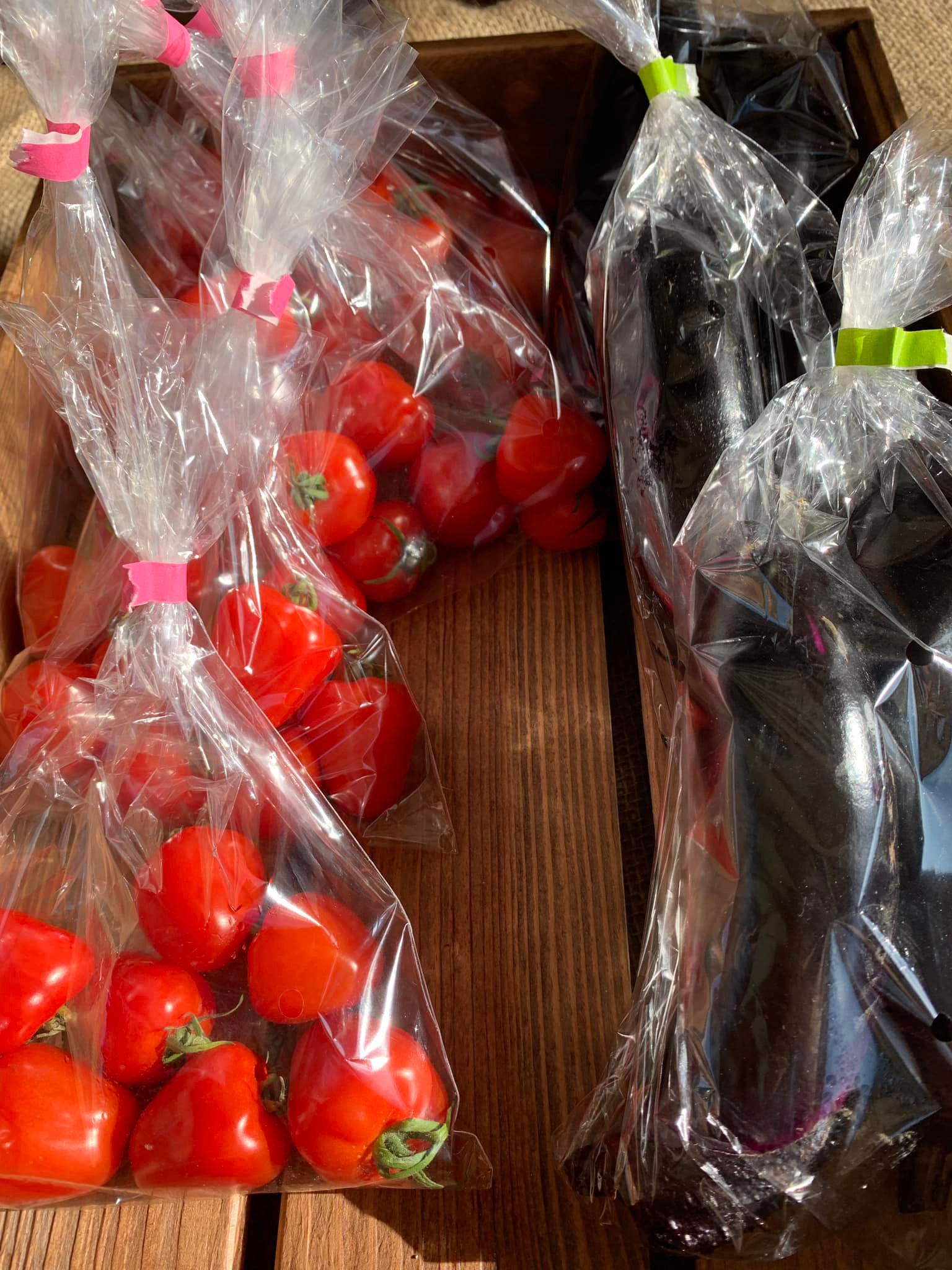 ランチもできて、夜ご飯も食べられて、野菜も買える三川食堂です。元気に営業しています。今日の野菜は彩り豊か。トマト、ナスおいてます。全品一袋100円！※野菜の無人販売は、食堂の営業時間外でもお買い求めいただけます。集金箱への入金をお忘れなく。ご来店お待ちしています！三川食堂営業時間　11:30〜15:00 / 定休:火曜日夜の居酒屋としてのご利用する場合はご予約をお願いします。お弁当、オードブルの注文も承ります️ 09068691336