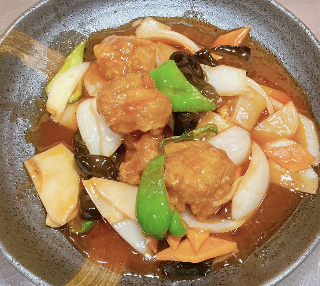 ランチもできて、夜ご飯も食べられて、野菜も買える三川食堂です。元気に営業しています。写真は「酢豚定食　950円」。ご来店お待ちしています！三川食堂営業時間　11:30〜15:00 / 定休:火曜日夜の居酒屋としてのご利用する場合はご予約をお願いします。お弁当、オードブルの注文も承ります️ 09068691336