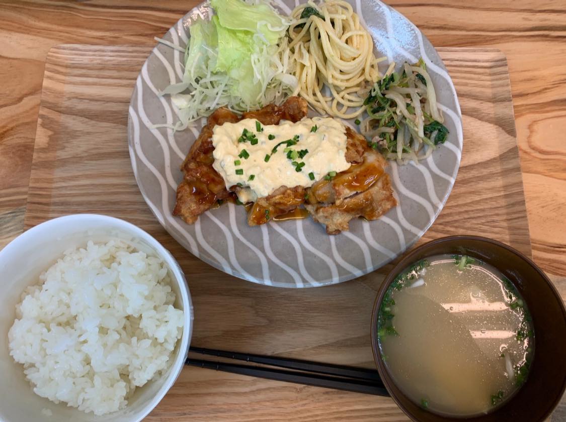 ランチもできて、夜ご飯も食べられて、野菜も買える三川食堂です。元気に営業しています。写真はタレが美味しいと話題の「チキン南蛮定食」ご来店お待ちしています！三川食堂営業時間　11:30〜15:00 / 定休:火曜日夜の居酒屋としてのご利用する場合はご予約をお願いします。お弁当、オードブルの注文も承ります️ 09068691336