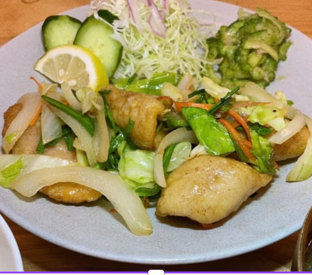 ランチもできて、野菜も買える三川食堂です。元気に営業しています。新しいメニューで営業しております！お得なセットメニューや、新しい定食もご用意していますので、ぜひぜひお試しください！写真は、「チヌマンバター炒め定食　850円」です。島魚のクセスゴ系食材「チヌマン（テングハギ）」を使用したメニューです。ご来店お待ちしています！三川食堂営業時間　11:30〜14:00 / 定休:火曜日夜の居酒屋としてのご利用する場合はご予約をお願いします。お弁当、オードブルの注文も承ります️ 09068691336