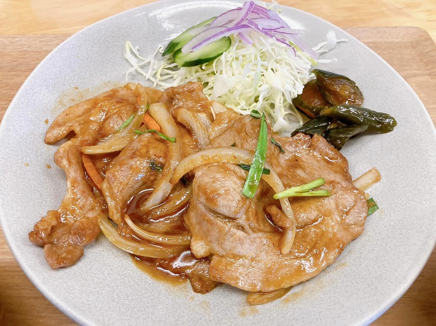 ランチもできて、野菜も買える三川食堂です。元気に営業しています。新しいメニューで営業しております！お得なセットメニューや、新しい定食もご用意していますので、ぜひぜひお試しください！写真は、「生姜たっぷり生姜焼き定食　980円」です。これまで、ご贔屓いただいた皆様には心苦しいのですが、経営判断として価格を上げたメニューやなくなったメニューがございます。ご理解の程、よろしくお願いします。ご来店お待ちしています！三川食堂営業時間　11:30〜14:00 / 定休:火曜日夜の居酒屋としてのご利用する場合はご予約をお願いします。お弁当、オードブルの注文も承ります️ 09068691336