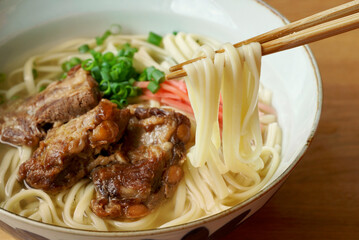 沖縄料理の魅力:三川食堂が贈るソーキそばの楽しみ方|三川食堂