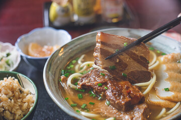 沖縄料理の魅力:三川食堂が贈るソーキそばの楽しみ方|三川食堂